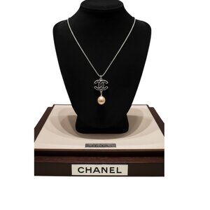 CHANEL CC LOGO PEARL DROP NECKLACE IN BLACK ENAMEL & SILVER